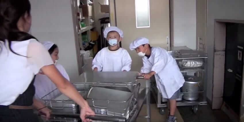 Удивительная столовая в Японии – со скрытой камерой, которая показывает будни школьников