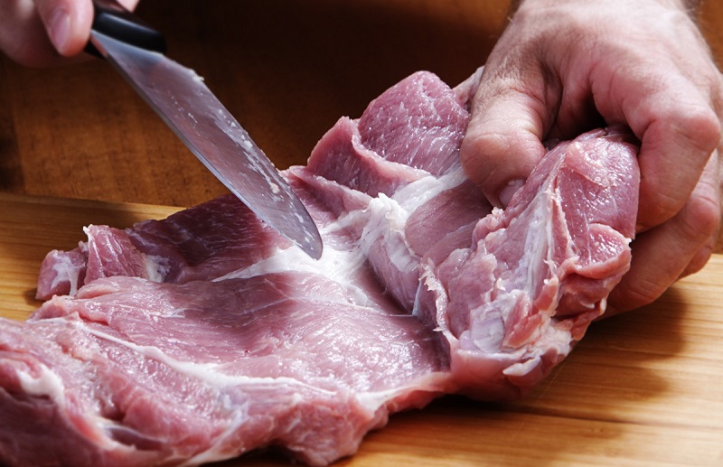 В Италии за это мясо платят немалые деньги, а мы предлагаем сделать его самостоятельно – рулет из свиной лопатки