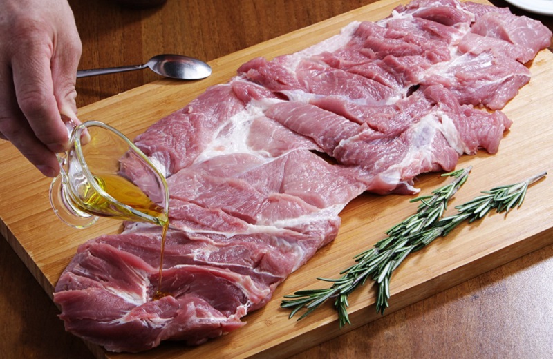 В Италии за это мясо платят немалые деньги, а мы предлагаем сделать его самостоятельно – рулет из свиной лопатки